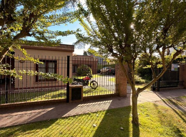 Casa · 300m² · 5 Ambientes · 2 Cocheras