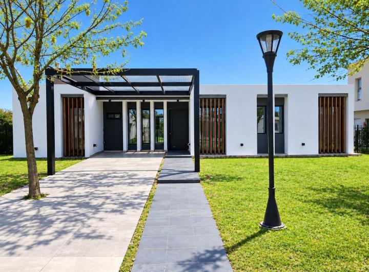 Casa · 240m² · 5 Ambientes · 2 Cocheras
