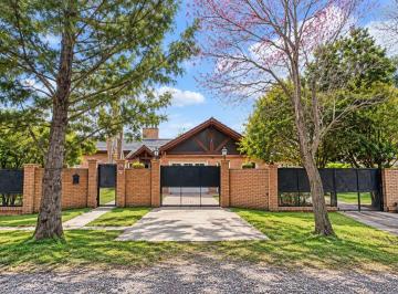 Casa de 5 ambientes, Funes · Casa con Pileta y Quincho en Venta en Zona 7, Funes – Lote de 993 m²