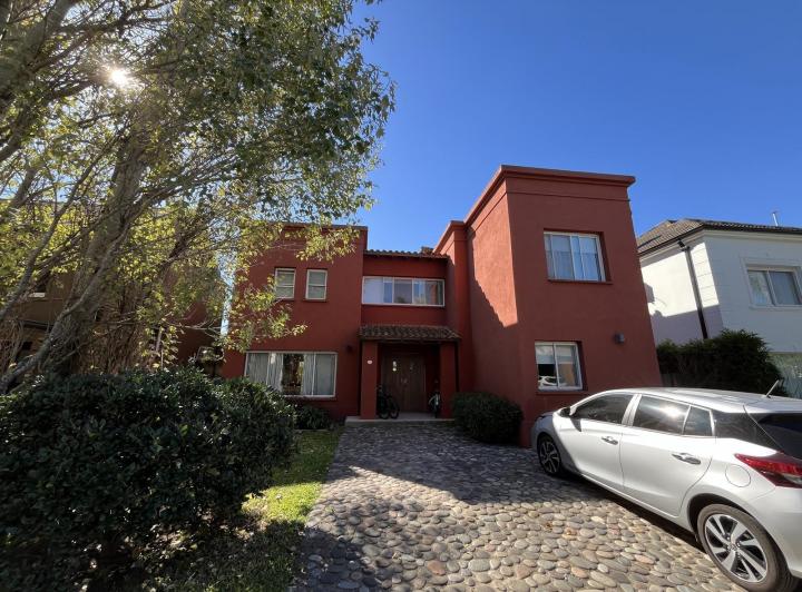 Casa · 202m² · 6 Ambientes · 3 Cocheras