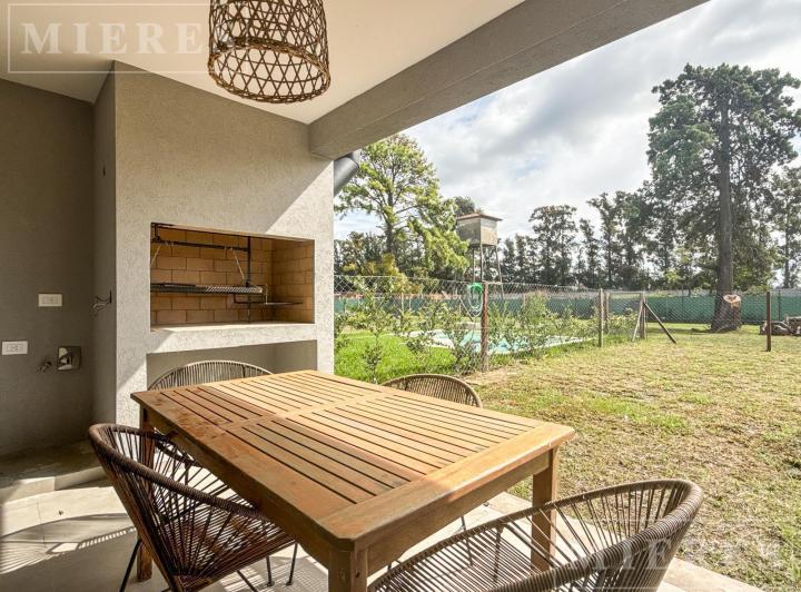 Casa · 14m² · 4 Ambientes · 2 Cocheras