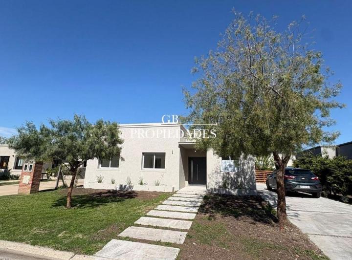 Casa · 116m² · 4 Ambientes · 5 Cocheras