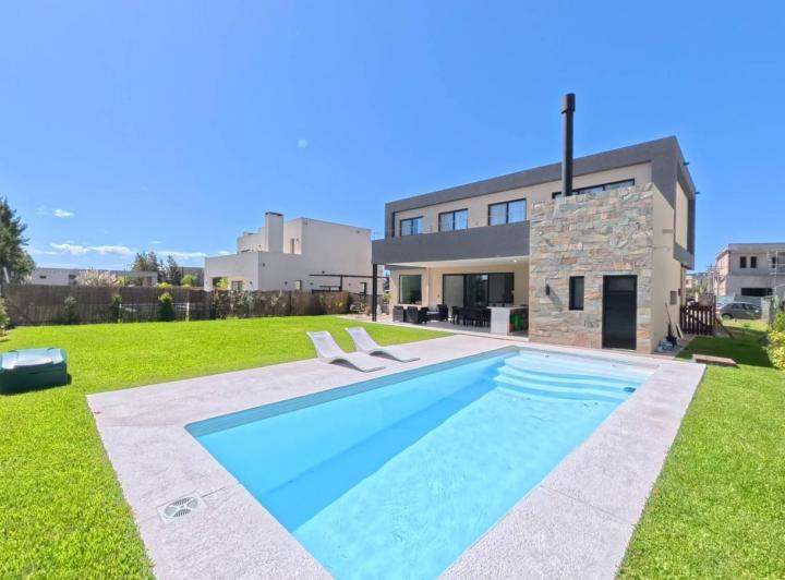 Casa · 207m² · 5 Ambientes · 2 Cocheras