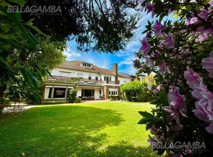 Casa · 1229m² · 9 Ambientes · 2 Cocheras