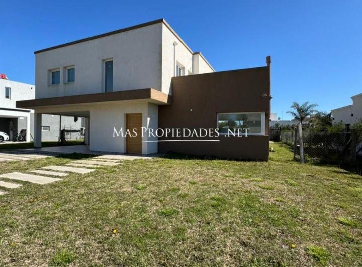 Casa · 200m² · 5 Ambientes · 2 Cocheras