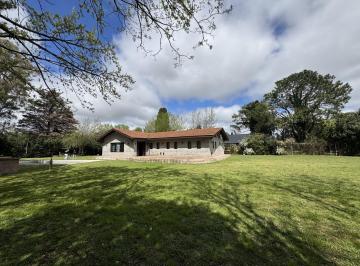 Quinta vacacional · 320m² · 5 Ambientes · Casa Quinta en Venta en Barrio Las Lomas con Pileta y Amplio Terreno