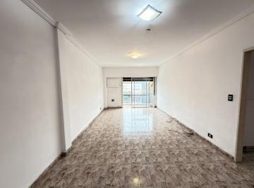 Departamento · 70m² · 3 Ambientes · Gran Semipiso 3 Amb con Patio, Balcón y Sin Expensas! Excelente Ubicación S/av. San Martín!