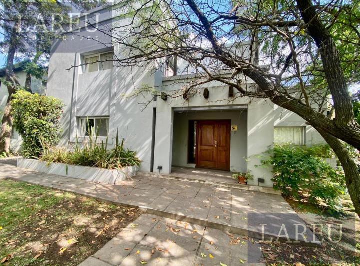 Casa · 230m² · 5 Ambientes · 1 Cochera