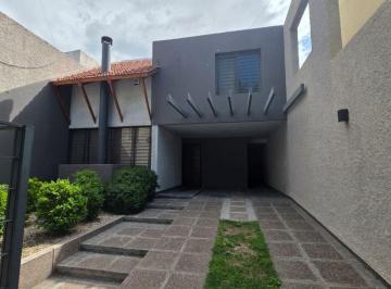 Casa de 6 ambientes, Ciudad de Mendoza · Estupenda Casa / Agustín Álvarez N° 151 (5ta Sección, Mendoza) / Ideal Para Habitar o Como Oficinas!