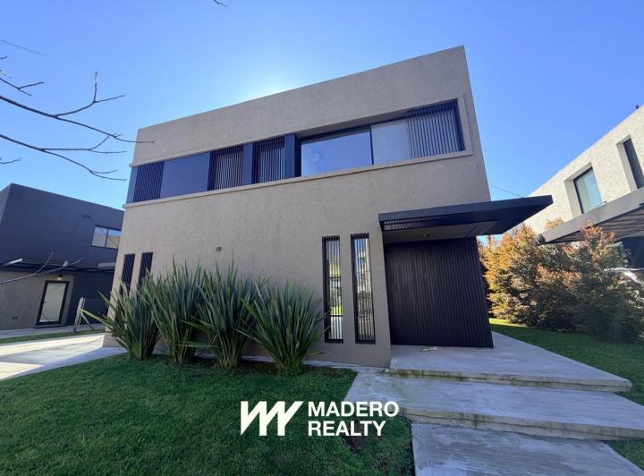 Casa · 202m² · 4 Ambientes · 2 Cocheras