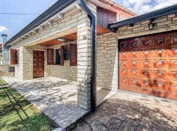 Casa · 84m² · 4 Ambientes · 1 Cochera · Venta de Amplia Casa de 4 Ambientes con Patio Jardín y Cochera Cubierta