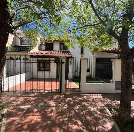 Casa · 200m² · 6 Ambientes · 3 Cocheras