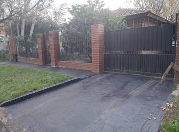 Casa de 4 ambientes, Almirante Brown · Casa de 4 Ambientes en Longchamps con Pileta Parrilla y Garaje