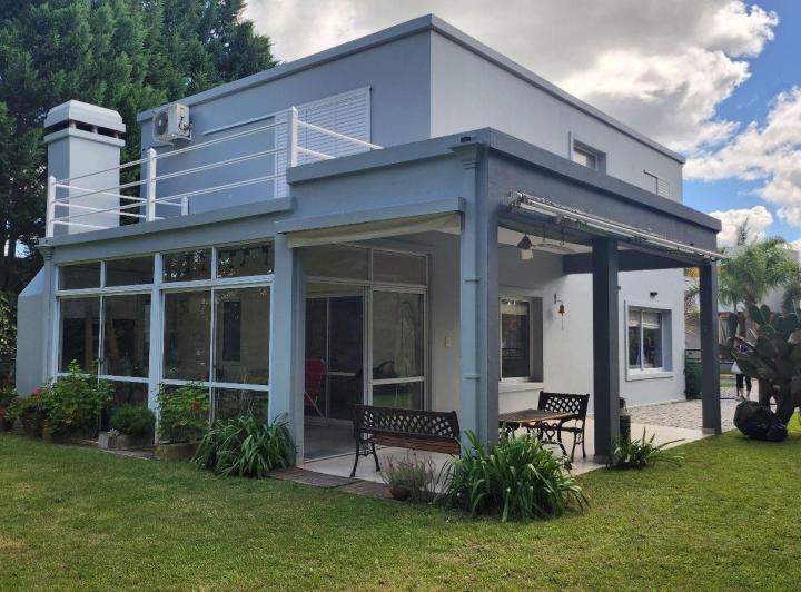 Casa · 200m² · 5 Ambientes · 1 Cochera