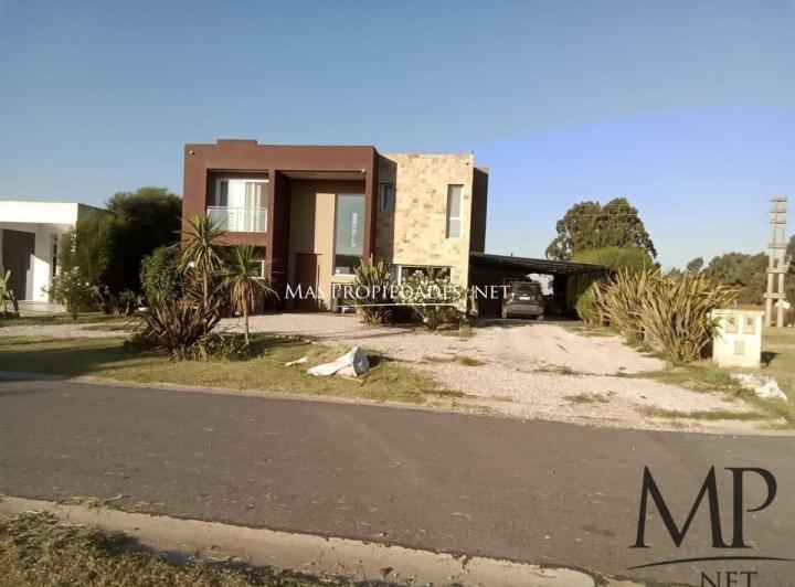 Casa · 250m² · 5 Ambientes · 4 Cocheras