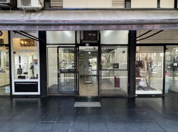 Local comercial · 40m² · Local con 3,60 m Vidriera a La Calle Belgrano Alquiler