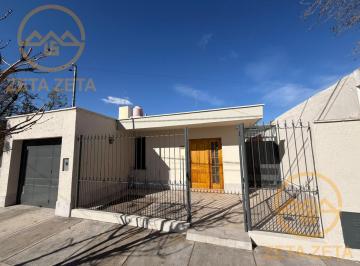 Casa · 141m² · 6 Ambientes · 1 Cochera · Casa Centrica