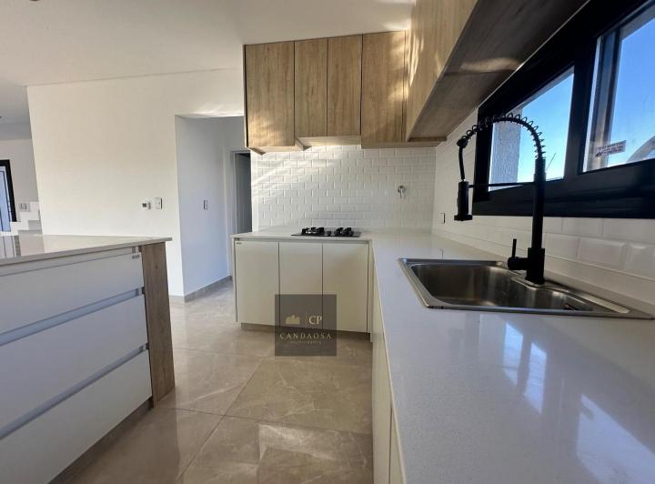 Casa · 179m² · 4 Ambientes · 3 Cocheras