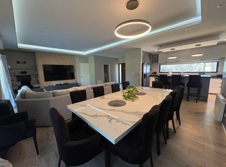 Casa · 240m² · 5 Ambientes