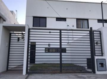 Casa · 70m² · 3 Ambientes · 1 Cochera · Duplex en Alquiler 2 Dorm. San Carlos.