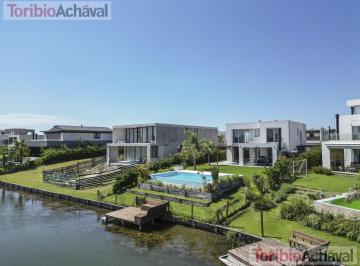 Casa · 249m² · 7 Ambientes · 4 Cocheras · Casa a La Laguna, en Venta, en Barrio Los Castaños, Impecable Estado
