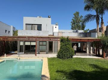 Casa · 260m² · 4 Ambientes · 2 Cocheras · Alquiler Anual Casa Fincas de Iraola Ll