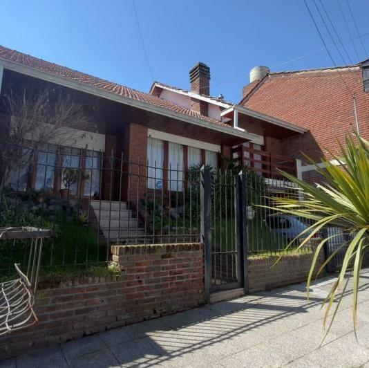 Casa · 242m² · 4 Ambientes · 4 Cocheras