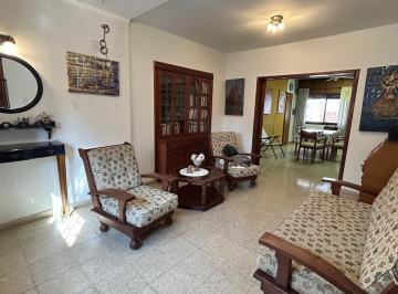 Casa · 309m² · 4 Ambientes · 2 Cocheras · Alquilo Casa de 3 Dorm.