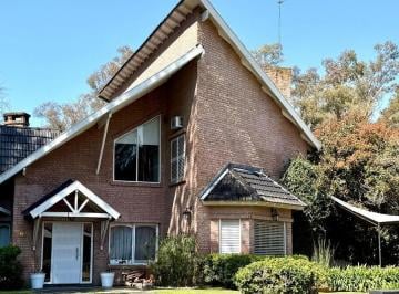 Casa · 175m² · 1 Ambiente · 1 Cochera · Sobre Lote de 900 m²