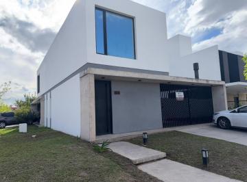 Casa · 90m² · 6 Ambientes · 2 Cocheras · Duplex en Alquiler en San Ignacio Village, 2 Dorm., 2 Baños.