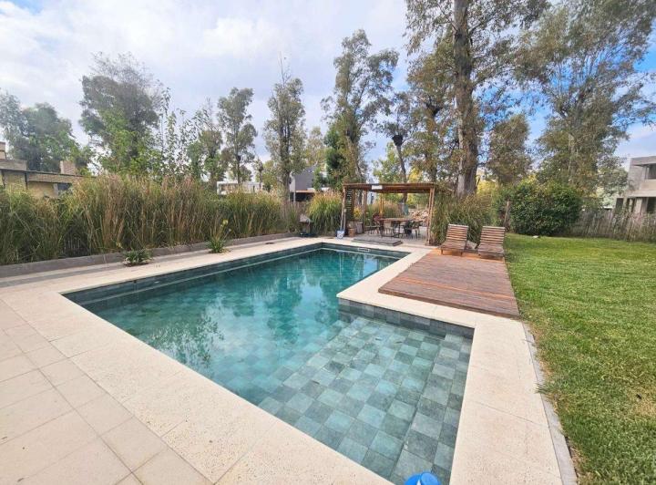 Casa · 163m² · 5 Ambientes · 2 Cocheras