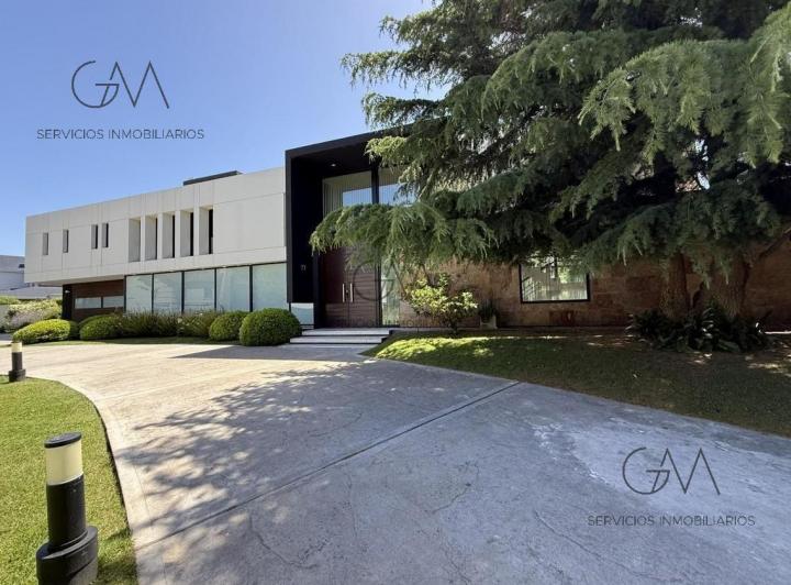 Casa · 600m² · 7 Ambientes · 6 Cocheras