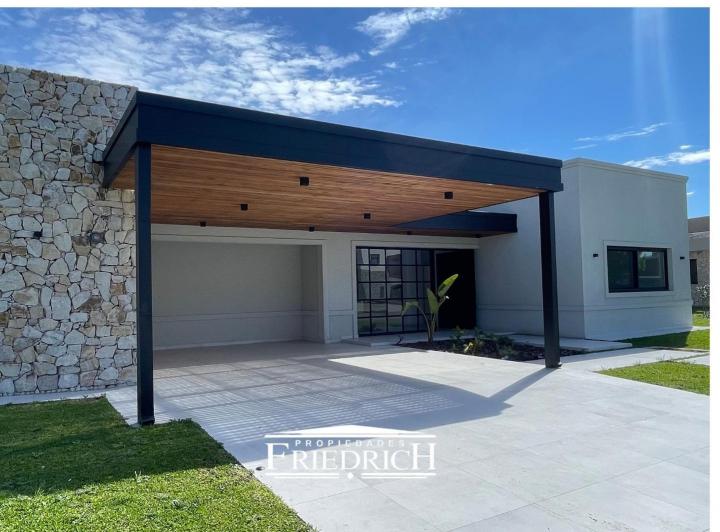 Casa · 242m² · 5 Ambientes · 4 Cocheras