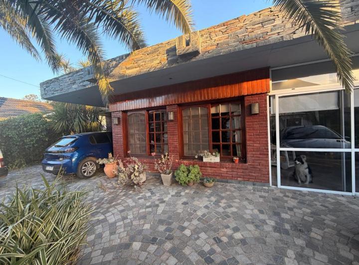 Casa · 450m² · 4 Ambientes · 3 Cocheras