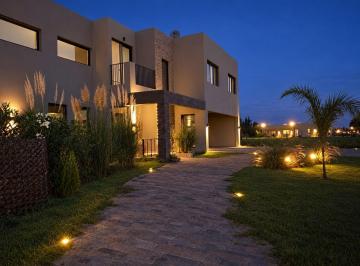 Casa · 243m² · 6 Ambientes · 6 Cocheras · Casa en Venta de 6 Ambientes en San Matias con Pileta y Galeria Cerrada con Permuta