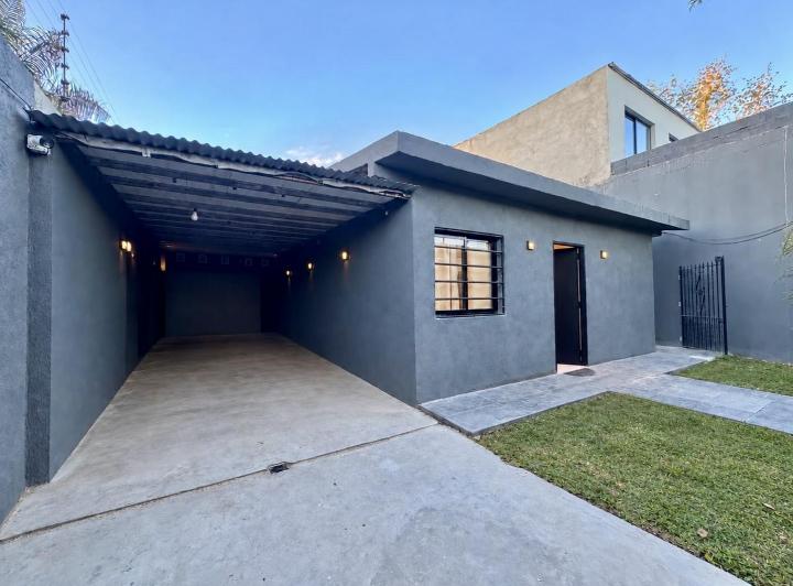 Casa · 100m² · 4 Ambientes · 2 Cocheras