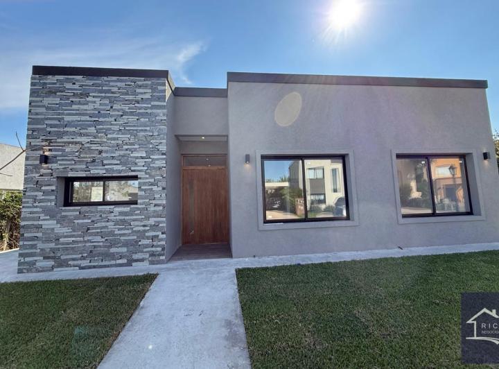 Casa · 150m² · 4 Ambientes · 2 Cocheras