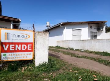 Casa · 100m² · 6 Ambientes · 1 Cochera · Venta en Block 3 Casas de 3 Amb en Barrio Las Lomas con Renta