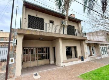 Casa · 182m² · 4 Ambientes · 1 Cochera · Casa 2 Plantas y 5 Dorm., Centro de Crespo