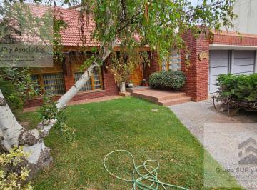 Casa · 415m² · 8 Ambientes · 2 Cocheras · Venta - Casa 5 Dorm. - Quincho - Pileta - Estado Premium - Centenario - Neuquén