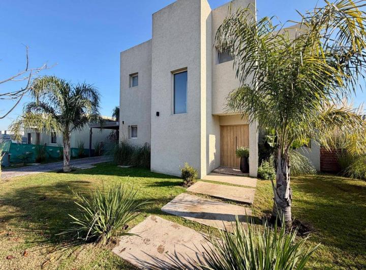 Casa · 160m² · 4 Ambientes · 4 Cocheras