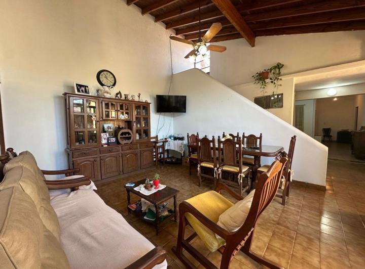 Casa · 180m² · 5 Ambientes · 2 Cocheras