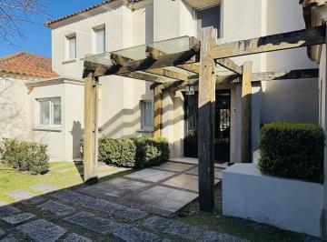 Casa · 430m² · 10 Ambientes · 1 Cochera · Casa en Venta en Ayres de Pilar en Doble Lote.