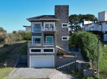 Casa · 200m² · 6 Ambientes · 1 Cochera · Casa de 4 Dorm. 4 Baños Cochera Cerrada en Alquiler a 3 Cuadras del Mar en Valeria del Mar