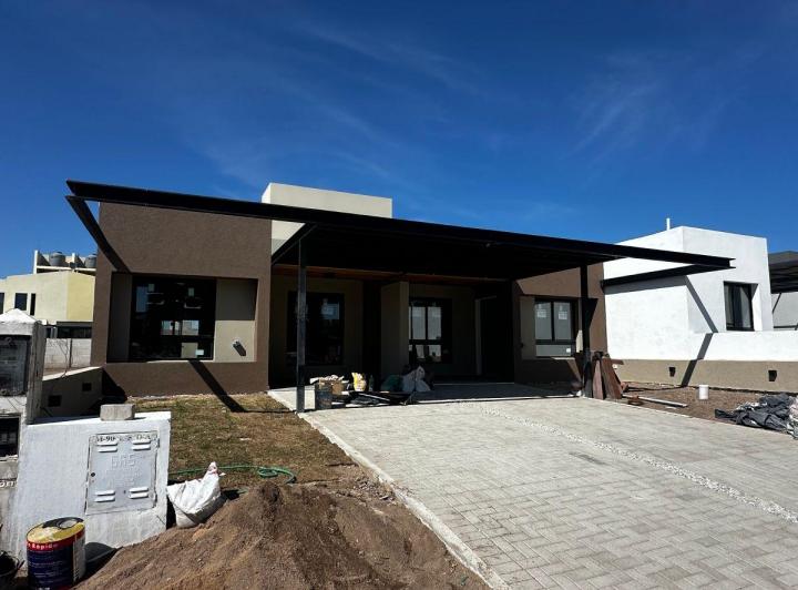 Casa · 125m² · 3 Ambientes · 2 Cocheras