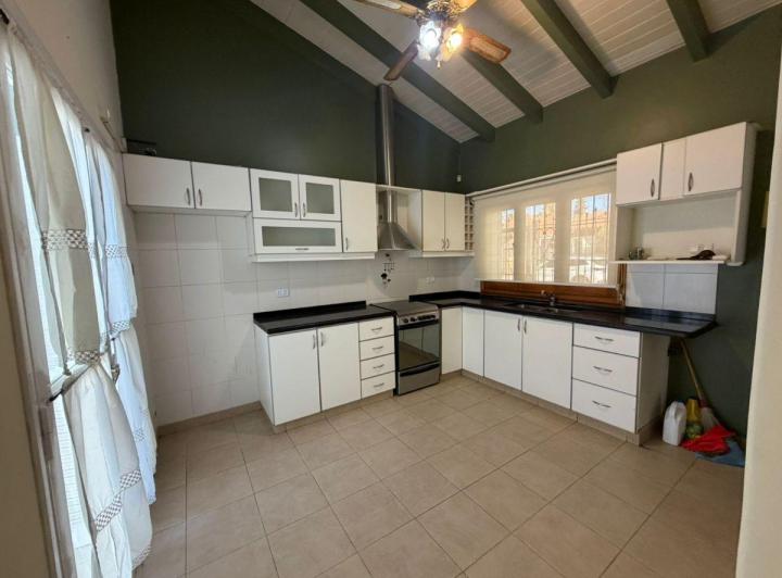 Casa · 175m² · 9 Ambientes · 3 Cocheras