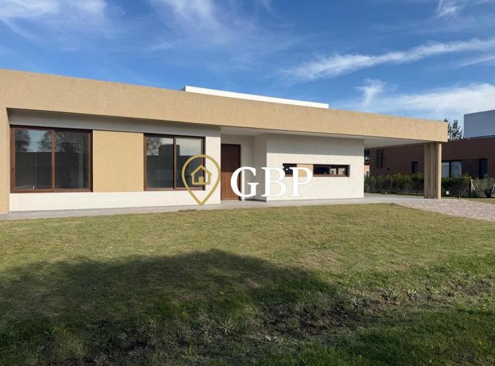 Casa · 206m² · 4 Ambientes · 4 Cocheras
