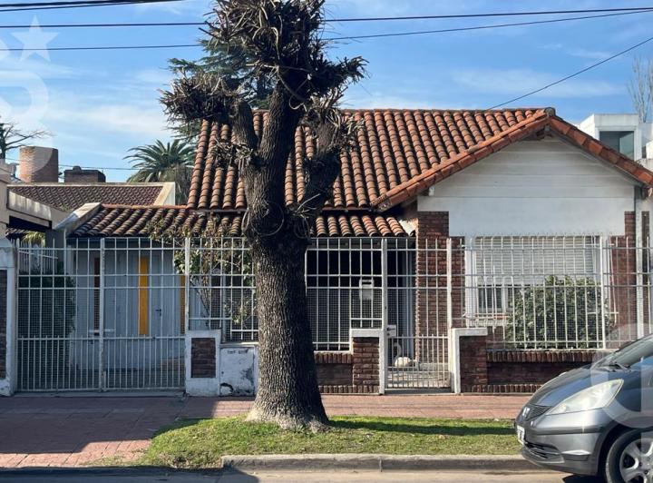 Casa · 95m² · 4 Ambientes · 2 Cocheras