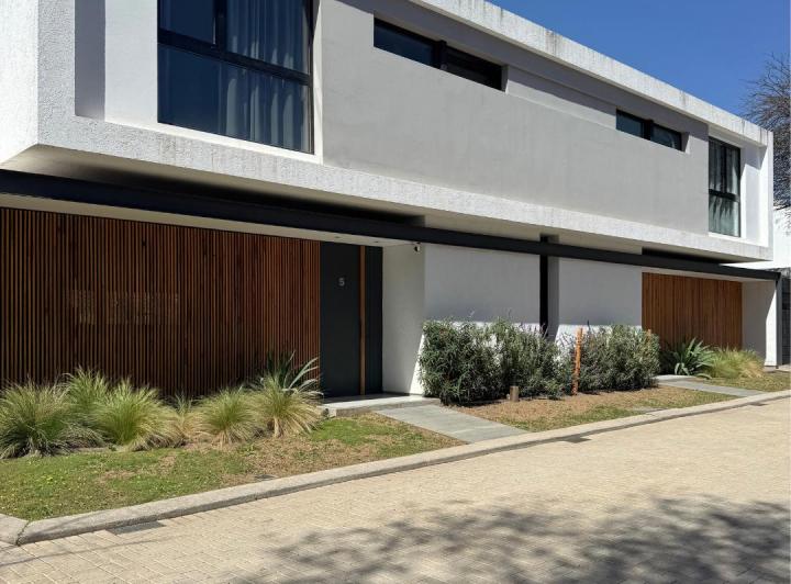 Casa · 240m² · 7 Ambientes · 1 Cochera