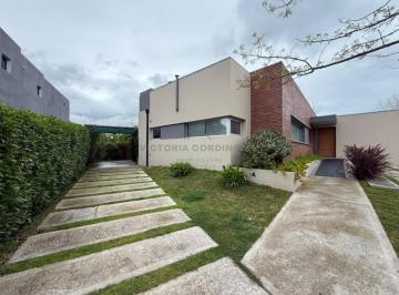 Casa · 157m² · 4 Ambientes · 6 Cocheras · Alquiler 24 Meses | Casa 4 Ambientes | Piscina | Arenas del Sur